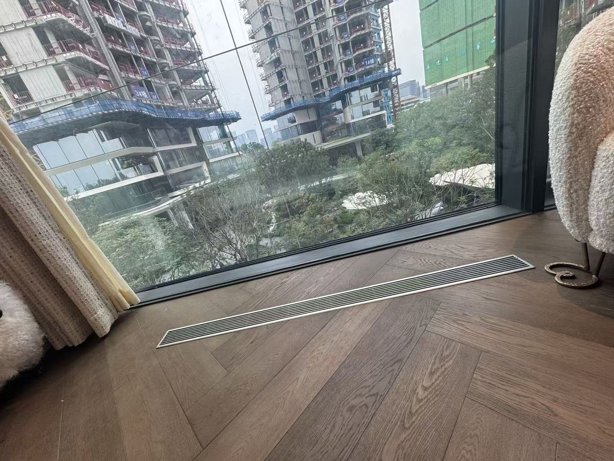 地送风口与地板饰面收口实拍