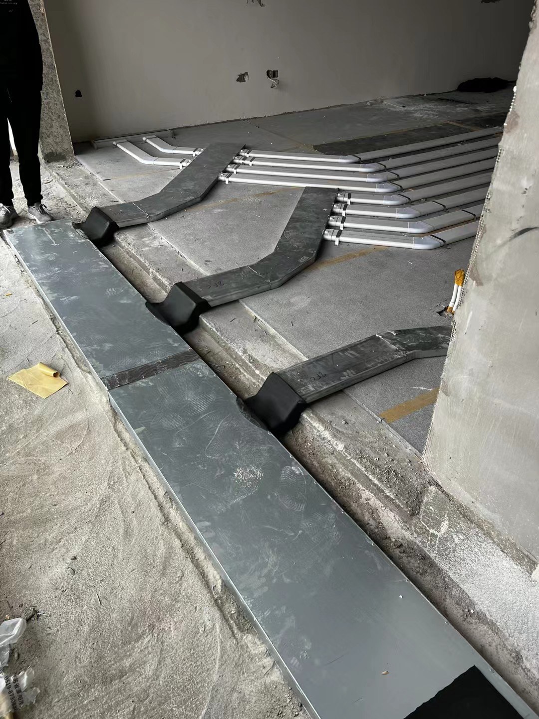 嘉宏蔚蓝天地主风管与支管敷设实拍
